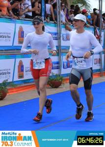 Le coach, avec son épouse, alors qu'elle termine son premier demi-ironman.